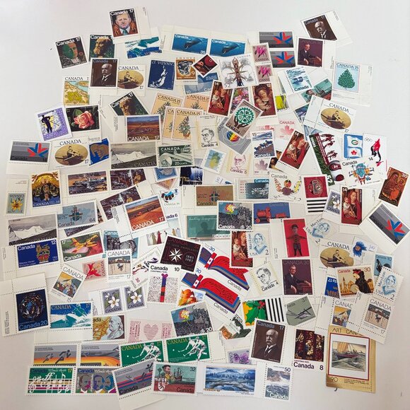 Canada 130 different stamps - Picture 1 of 5